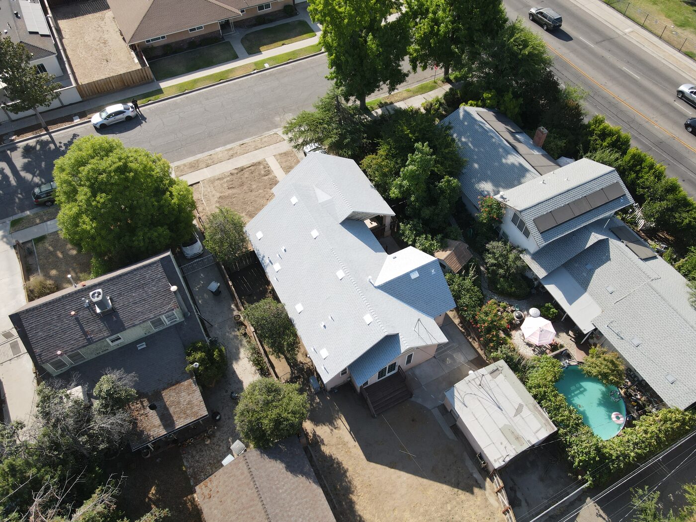 Aerial view of a finished light gray architectural shingle roof on a Fresno, CA home