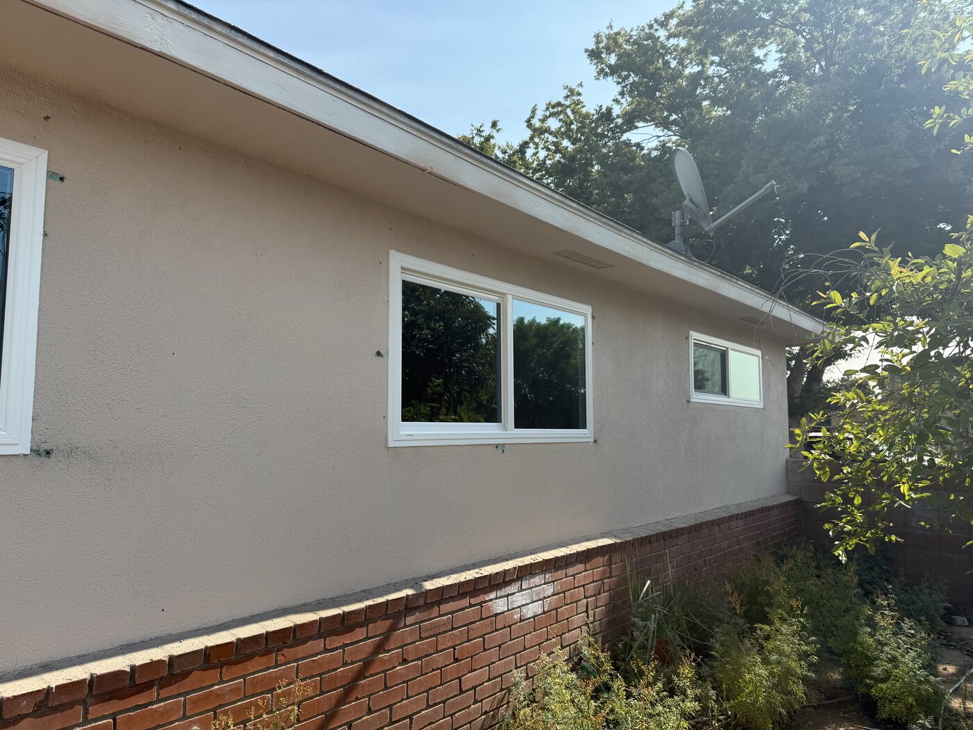 New vinyl windows along the side of a Fresno, CA home